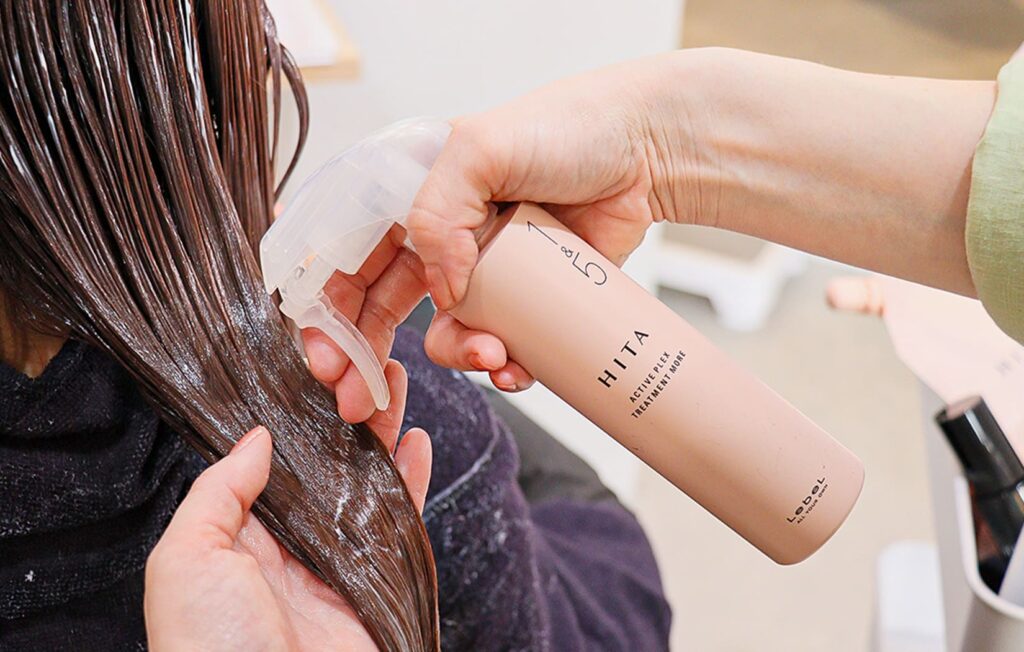 ヘアケア剤を使用している画像