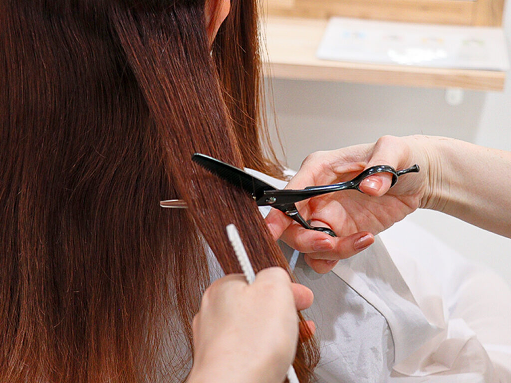ヘアカットをしている様子