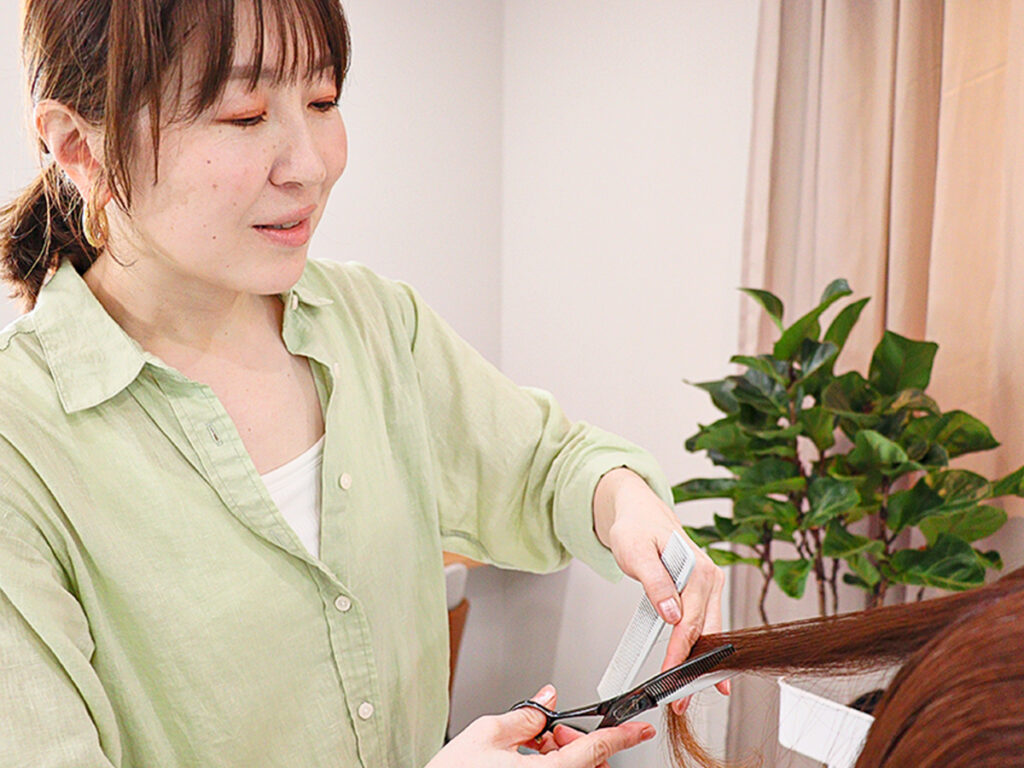ヘアケアをしている様子